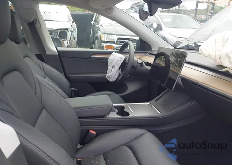 2024 Tesla Model Y из США, поврежденный, VIN 7SAYGDED5RF111338